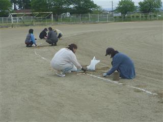 　運動会で使用するグラウンドの除草作業を入念に行いました。