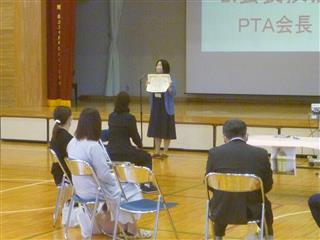 PTA会長の挨拶では、岩手県高P連広報誌コンクールにおいて「ひだまり」が優秀賞を受賞したことが紹介されました。