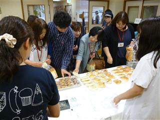 ひまわり園では施設の説明を受けた後、手作りのパンやお菓子を販売していただきました。