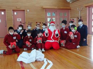 前沢高校とのクリスマス交流会の様子です。
<br>
サンタさんからプレゼントをもらいみんな嬉しそうでした。