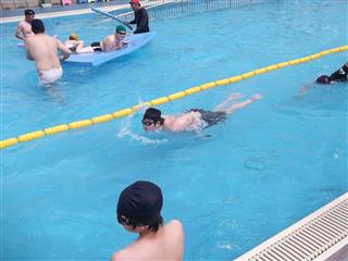 体育
<br>
プールの様子です。みんな、生き生きと泳いだり活動しています。