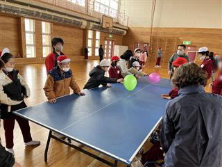 体育の授業ではボール運動に取り組みました。卓球台を使って風船バレーもしました！