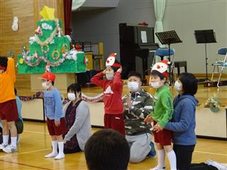 前沢高校とのクリスマス交流会では、「たのしいね」の歌と楽器演奏を披露しました。サンタさんが登場したり、高校生とダンスをして、素敵な時間を過ごしました。