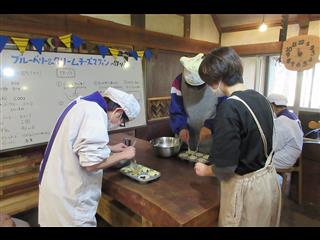 野外活動班とは別班（Beppan）の人たちは、古民家を使ったカフェで調理活動をしました。
<br>
作るのはマフィン。楽しみです！