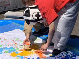 5月17日　生活単元学習『アート活動』
<br>
自分の思うまま！自分の感じるまま！好きな色で、好きなところに自由に描こう！
<br>
アート明峰へようこそ～！