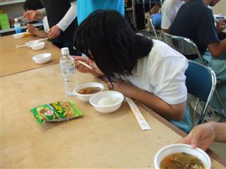 　避難所体験を実際に校内で行いました。非常食を食べる体験も行いました。