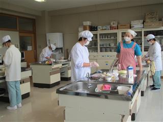 校内実習・食品班　
<br>
様々なパン作りに取り組んでいる様子です。
