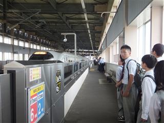 校外学習では、新幹線に乗って一関駅まで行きました。９月には、新幹線で修学旅行に行ってきます。