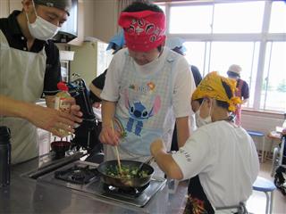 　自分達が育てた小松菜を使って、味噌汁と炒め物作りにチャレンジ！