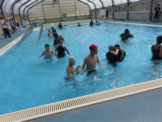 ７月９日（月）
<br>
体育の授業の様子です。プール活動はみんな大好き、いつも以上に笑顔が溢れています。