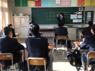 熊谷道仁副校長先生の授業。「不審者から自分を守る」方法を学びました。
