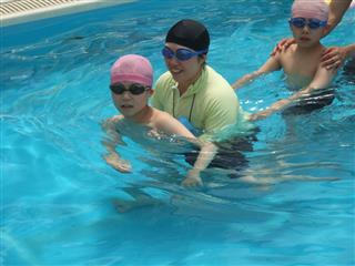 夏になるとプール学習が始まります。暑い日はみんなプールが楽しみ！　３つのコースに分かれて、それぞれの目標に向かって取り組んでいます。