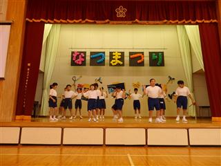 ７月５日（金）
<br>
全校朝会でダンスを発表しました。音楽の授業で取り組んでいる「kitotetuの唄（きとてつのうた）」に合わせて踊りました。
