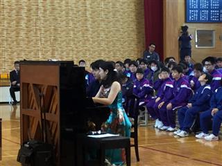 　芸術鑑賞
<br>
　佐藤彦大さんと佐藤幸子さんをお招きしてピアノを演奏していただきました。クラシックの他、児童生徒になじみのある曲を演奏しました。児童生徒も参加し、楽しい演奏会でした。