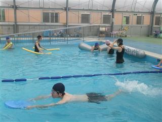 体育でのプールの授業。みんな、気持ちよく泳いだり遊んだりしています。