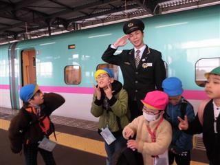 前沢駅から電車に乗って、一ノ関駅へ校外学習に行ってきました。新幹線がかっこよかったです。敬礼！