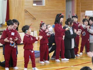 前沢高校との交流では、楽器演奏を披露しました。サンタが登場したり、高校生とダンスをしたりと、ステキな時間を過ごしました。
