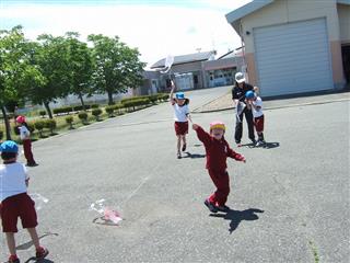 　６月、自分たちで絵を描き、制作した凧をあげて遊びました。よい風がたくさん吹いて空高く舞い上がる凧に子ども達は大喜びでした。