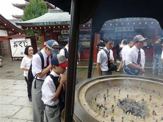 浅草寺で、常香炉の煙をあびてきました。
