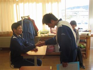 候補者は、中学部全学級を毎日少しずつ回り選挙活動を行いました。握手する手にも力が入ります。