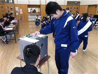 選挙管理委員が見守る中、本物の投票箱を使って成人の選挙さながらの投票が行われました。