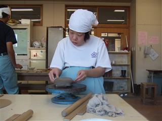 〈校内実習・工芸班〉
<br>
　粘土を型に合わせて、形を整えています。