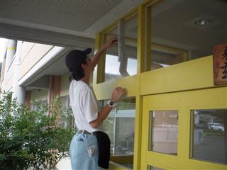 〈校内実習・特設班〉
<br>
　玄関の窓清掃をしています。