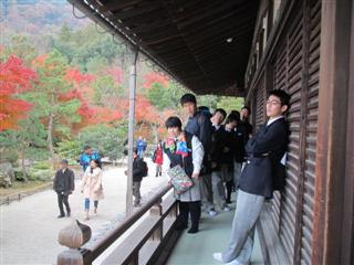 京都の紅葉は11月下旬が見頃で、たくさんの観光客で賑わっていました。