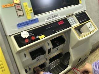 ５年生は、花巻駅から前沢駅までの切符を買って電車に乗りました。