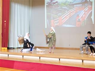 中学部１年　校外学習で訪れた平泉をテーマに発表。平成の義経対弁慶は、迫真の演技でした。
