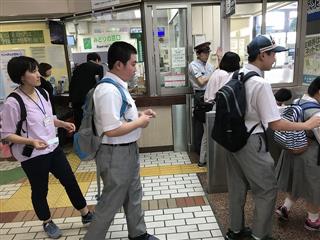 切符を改札に通して新幹線のホームに向かいます。