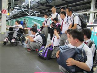 盛岡駅で新幹線の連結と切り離しを見学しました。連結の瞬間には、思わずみんな拍手していました。