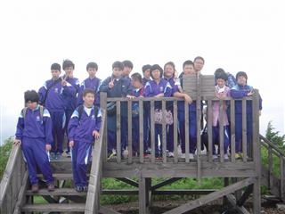 山頂の展望台で記念撮影を行いました。生徒みんなの充実した顔が印象的です。