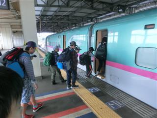 新幹線に乗って、仙台へ出発。お泊まり用の大きな荷物も自分で持つことができました。
