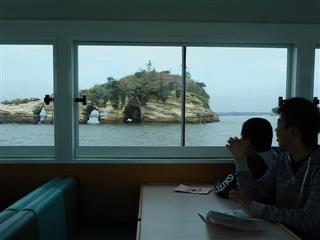 遊覧船に乗りながら、事前学習で勉強した島を３つ探しました。みんなで見つけることができました。