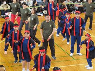 中学部伝統の「明峰ソーランロック！」とても上手に踊ることができました。