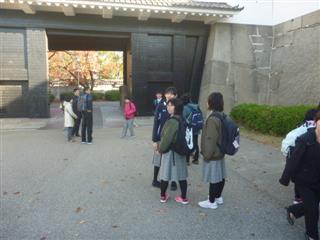 　大阪城②
<br>
　入口には、立派な門が、そびえていました。頑丈な石で建造されていました。
