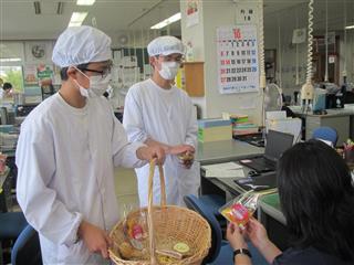 食品班はお菓子やパン作りに取り組み、校内で販売しました。
