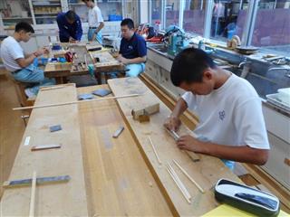 工芸班は木工作業にも取り組み、箸作りをしました。一つ一つ丁寧に仕上げました。