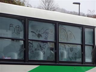 バスの窓に絵を描いたり、友達とお話したり、とても賑やかでした。