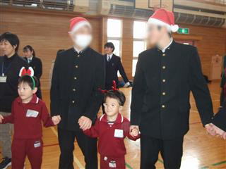 前沢高校のお兄さんたちと手をつないで一緒に楽しく踊りました。