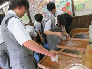 和紙原料を含んだ水をまんべんなくかけて、紙を作ります。