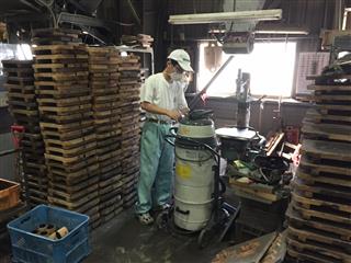 校外実習（一般企業）
<br>
鋳物工場で型ばらしや清掃を行いました。暑い中、懸命に力仕事をしました。