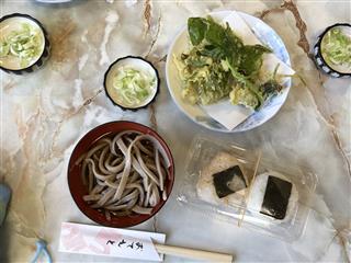 自分たちで採った野草の天ぷらと頑張って作ったおそばでお昼ごはん。とてもおいしくいただきました。