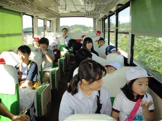スクールバスに乗って前沢小学校に向かいました。