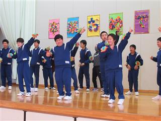 ２年生からは、「NiziU～Make you happy～」のダンスを披露しました。アンコールでは３年生も一緒に踊りました。
