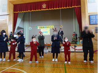 前沢高校の皆さんと一緒に「あわてんぼうのサンタクロース」を踊りました！