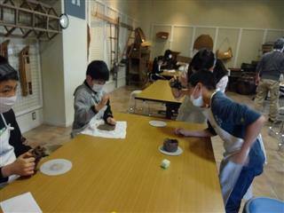 えさし郷土文化館で陶芸体験をしました。陶芸粘土でコップやお皿などを作りました。