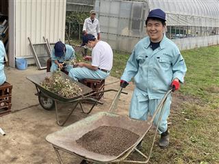 〈校内実習・農耕班１年〉
<br>
　今年は、枝豆の収穫や千日紅の花切り作業等、行いました。