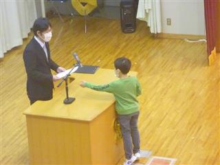 小学部 学年の代表者が証書を授与しました。